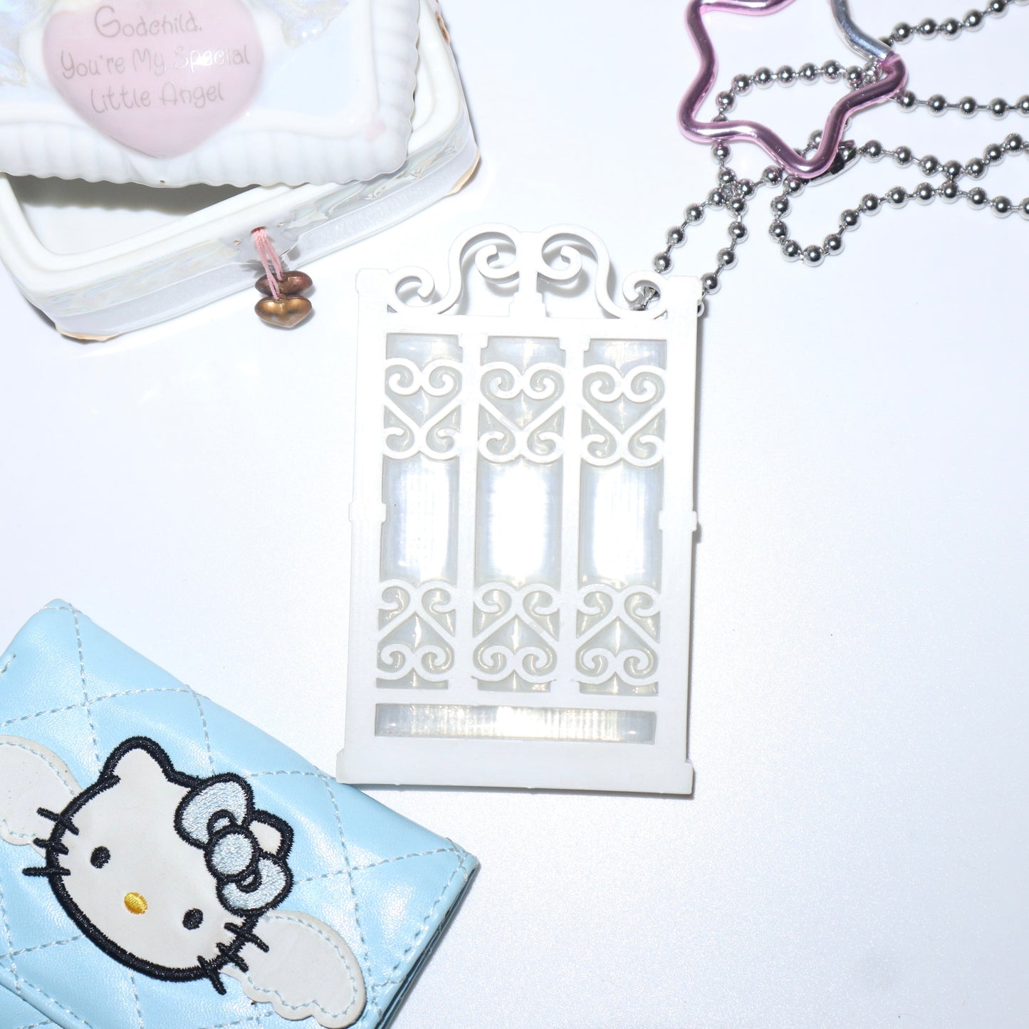Heart Iron-Gate Holder (White)