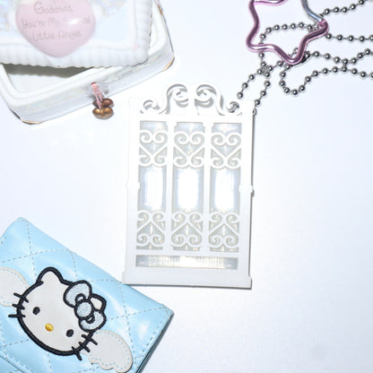 Heart Iron-Gate Holder (White)